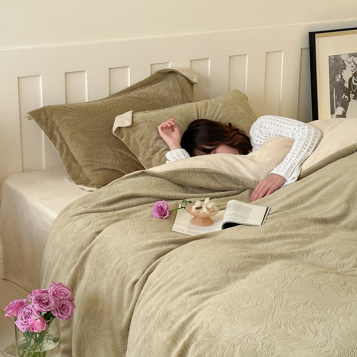 91家纺网 家纺一手货源 找家纺 凯罗 2025新款花卉系列高克重牛奶绒雕花四件套 卷草物语-芥末绿