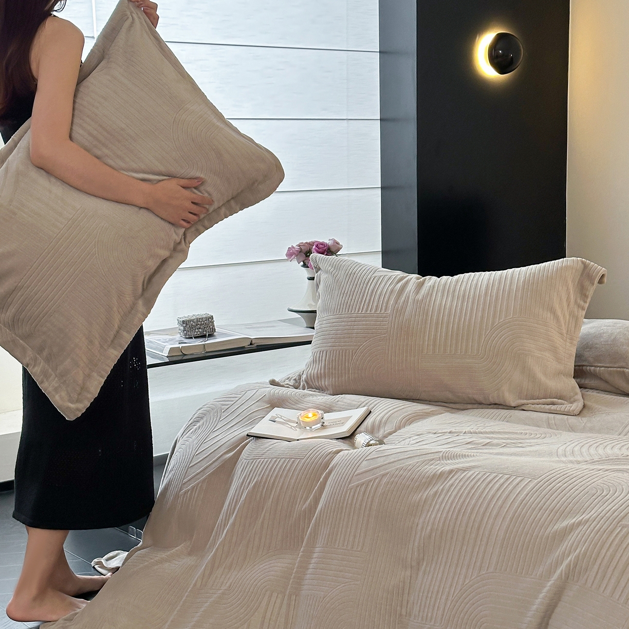 91家纺网 家纺一手货源 找家纺 凯罗 2025新款花卉系列高克重牛奶绒雕花四件套 夜曲-浅石灰