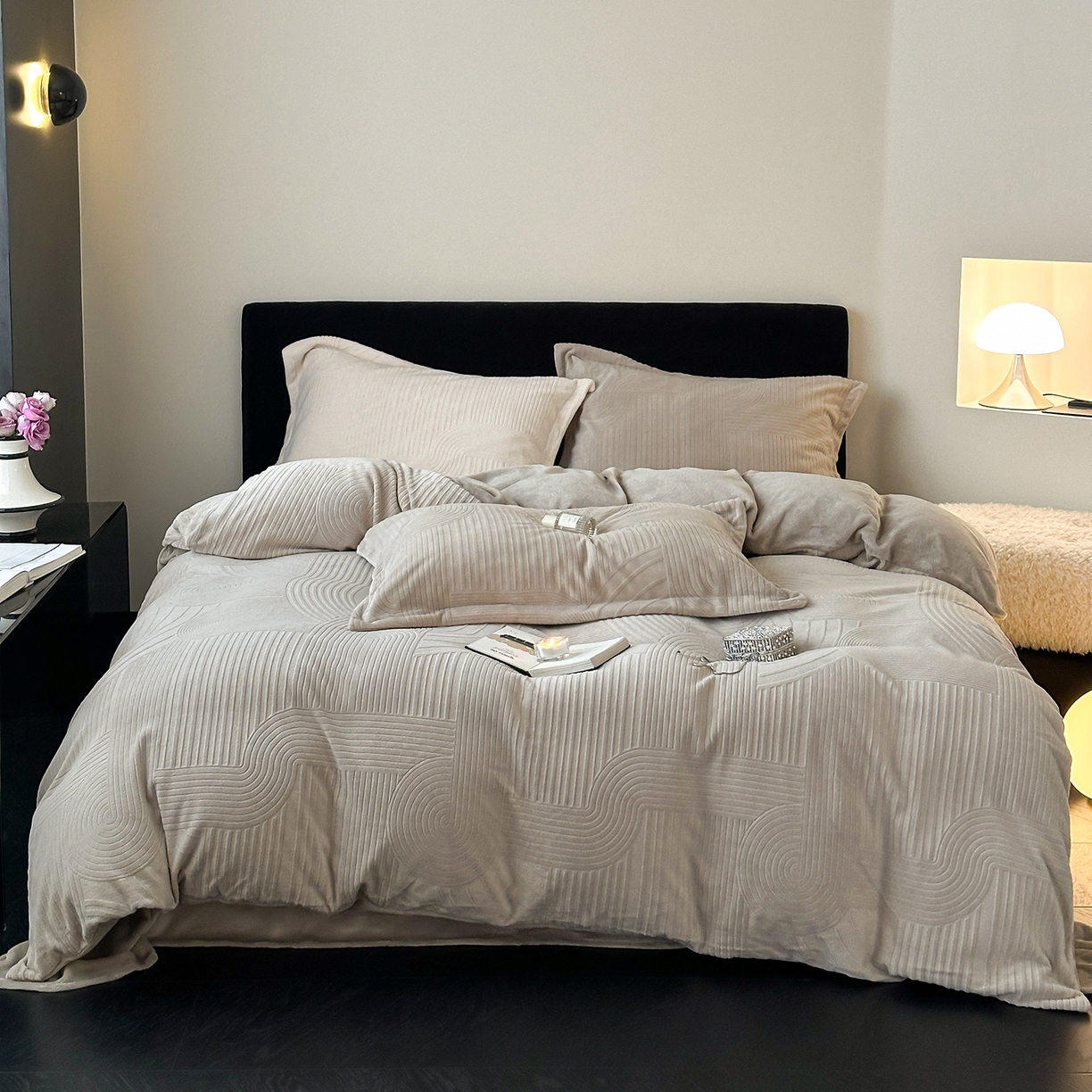 91家纺网 家纺一手货源 找家纺 凯罗 2025新款花卉系列高克重牛奶绒雕花四件套 夜曲-浅石灰