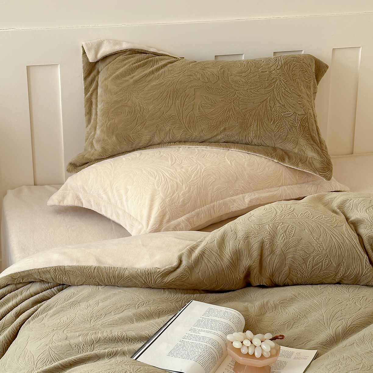 91家纺网 家纺一手货源 找家纺 凯罗 2025新款花卉系列高克重牛奶绒雕花四件套 卷草物语-芥末绿