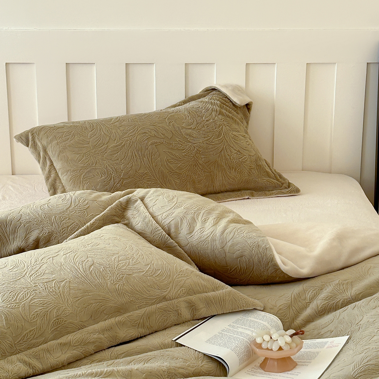 91家纺网 家纺一手货源 找家纺 凯罗 2025新款花卉系列高克重牛奶绒雕花四件套 卷草物语-芥末绿