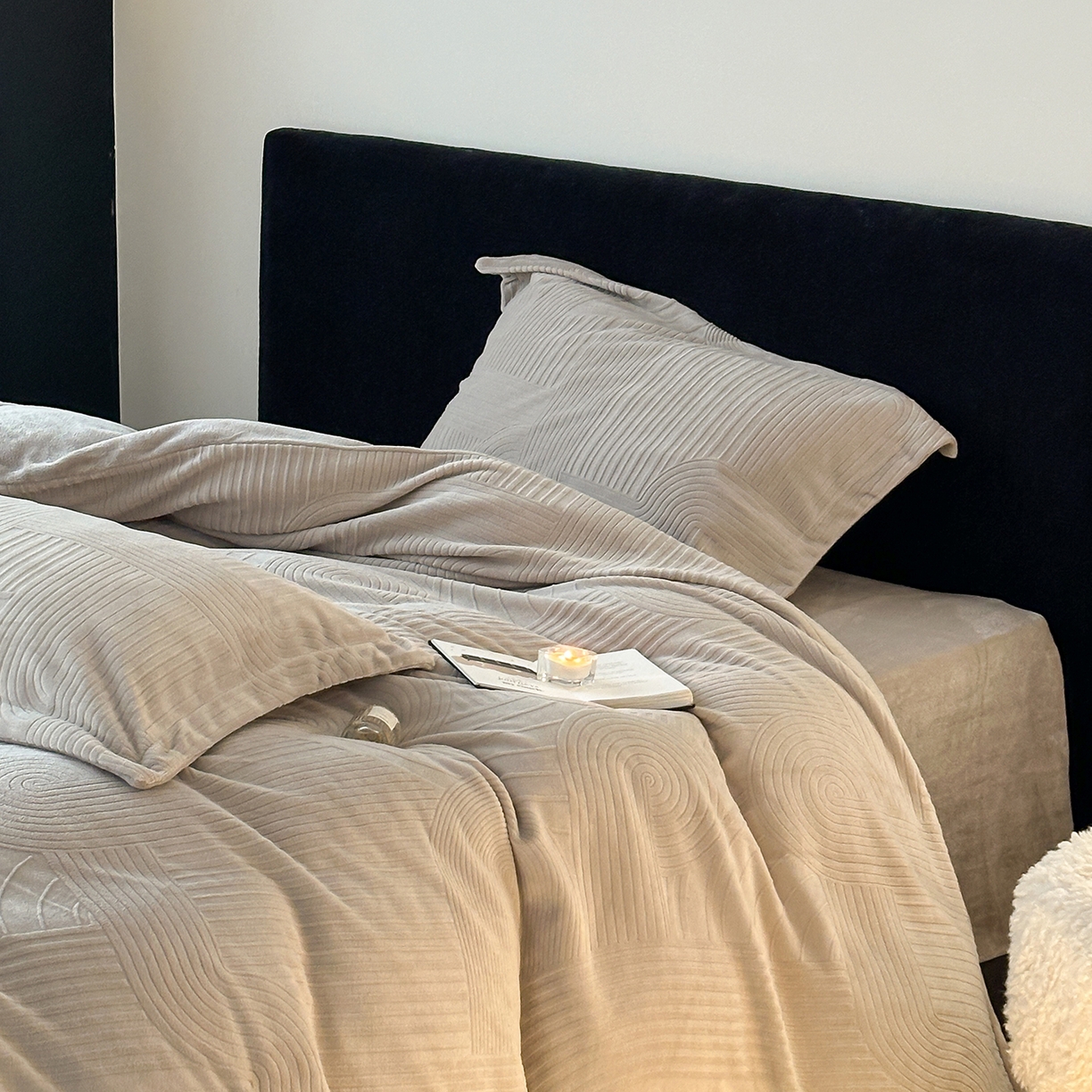 91家纺网 家纺一手货源 找家纺 凯罗 2025新款花卉系列高克重牛奶绒雕花四件套 夜曲-浅石灰