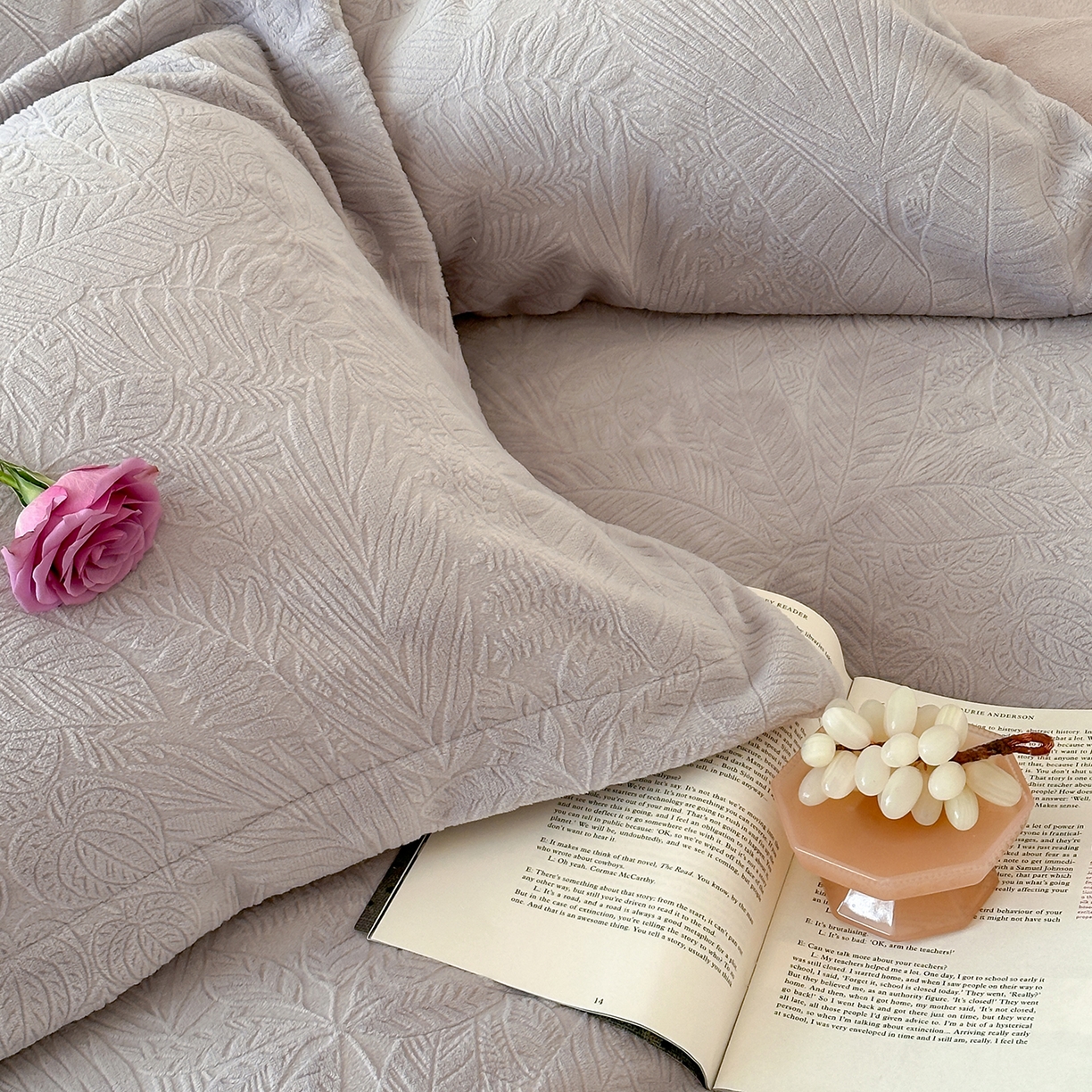 91家纺网 家纺一手货源 找家纺 凯罗 2025新款花卉系列高克重牛奶绒雕花四件套 丛林秘境-迷雾灰