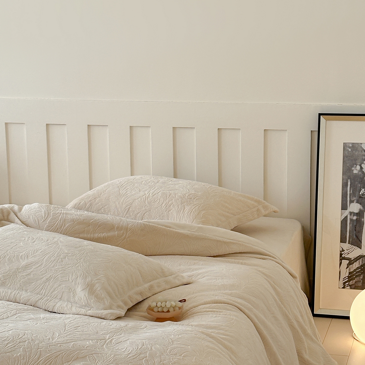 91家纺网 家纺一手货源 找家纺 凯罗 2025新款花卉系列高克重牛奶绒雕花四件套 卷草物语-奶油黄