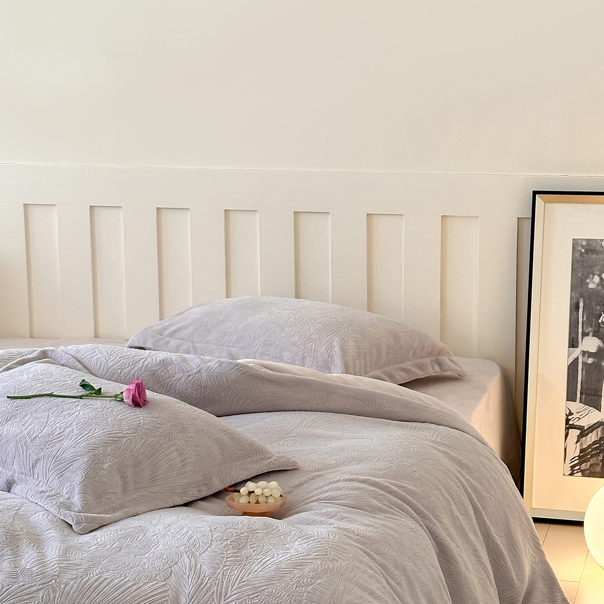 91家纺网 家纺一手货源 找家纺 凯罗 2025新款花卉系列高克重牛奶绒雕花四件套 丛林秘境-迷雾灰