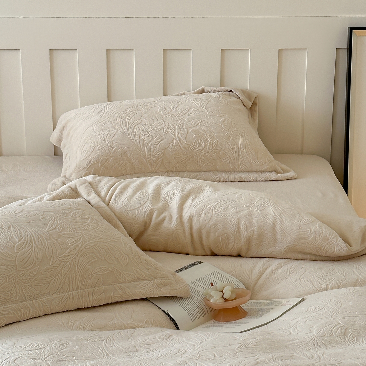 91家纺网 家纺一手货源 找家纺 凯罗 2025新款花卉系列高克重牛奶绒雕花四件套 卷草物语-奶油黄