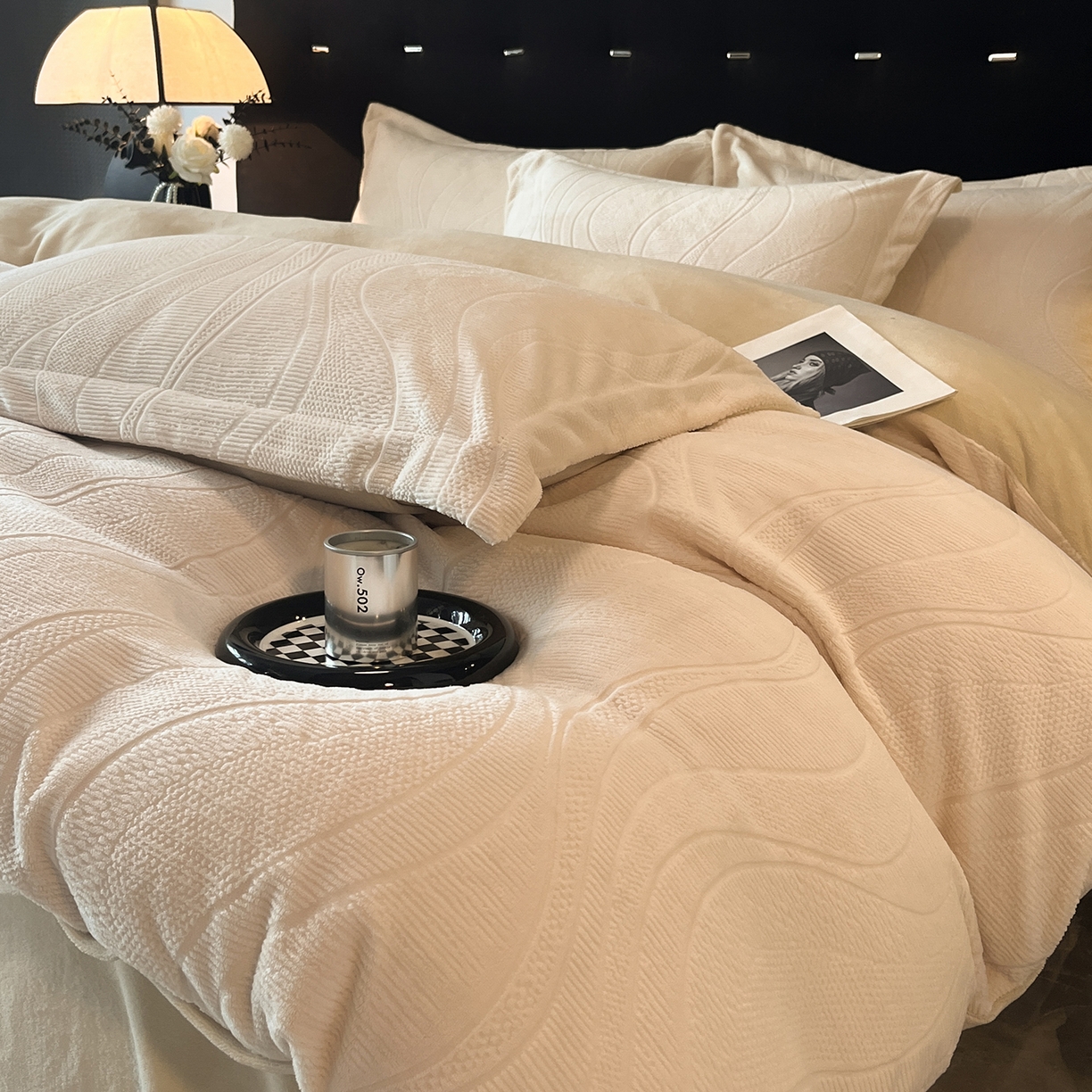 91家纺网 家纺一手货源 找家纺 凯罗 2025新款花卉系列高克重牛奶绒雕花四件套 摩卡-浅卡其