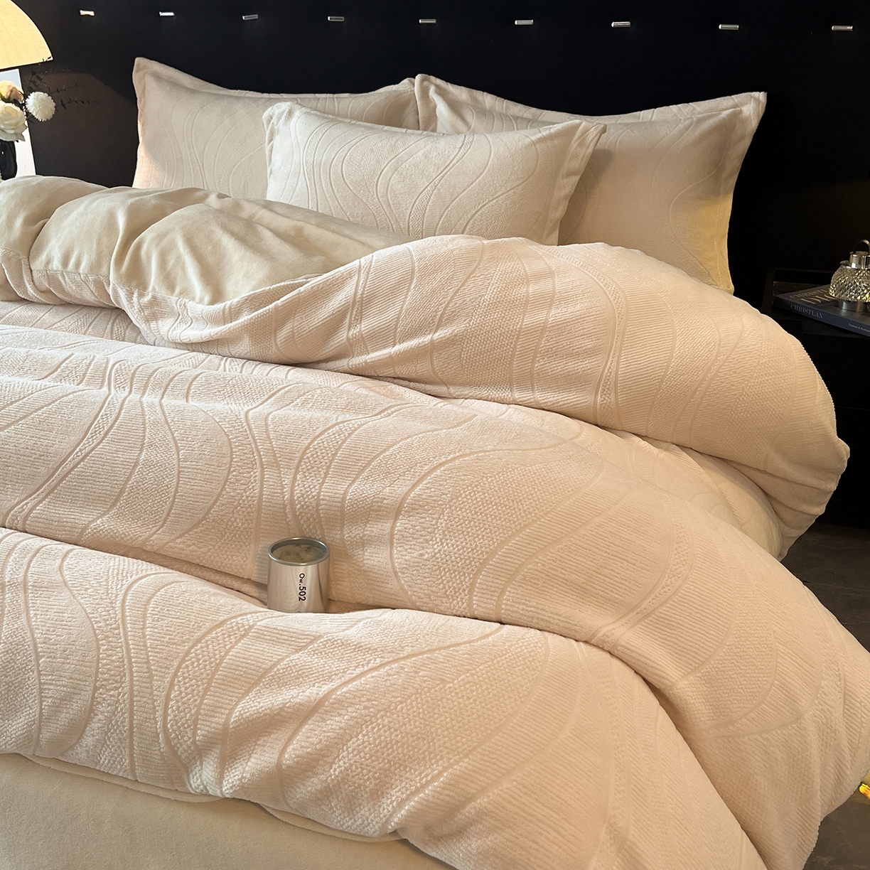 91家纺网 家纺一手货源 找家纺 凯罗 2025新款花卉系列高克重牛奶绒雕花四件套 摩卡-浅卡其