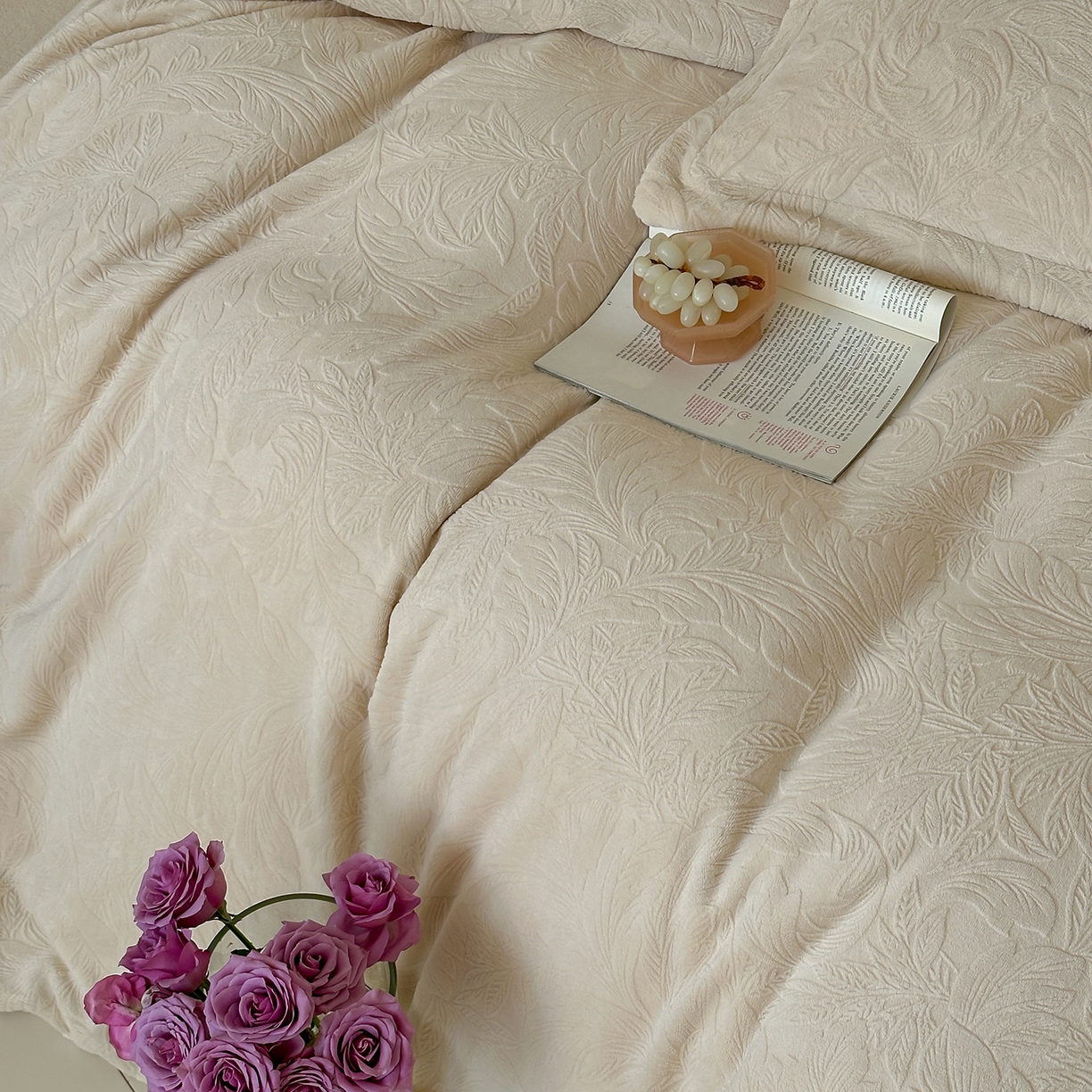 91家纺网 家纺一手货源 找家纺 凯罗 2025新款花卉系列高克重牛奶绒雕花四件套 卷草物语-奶油黄