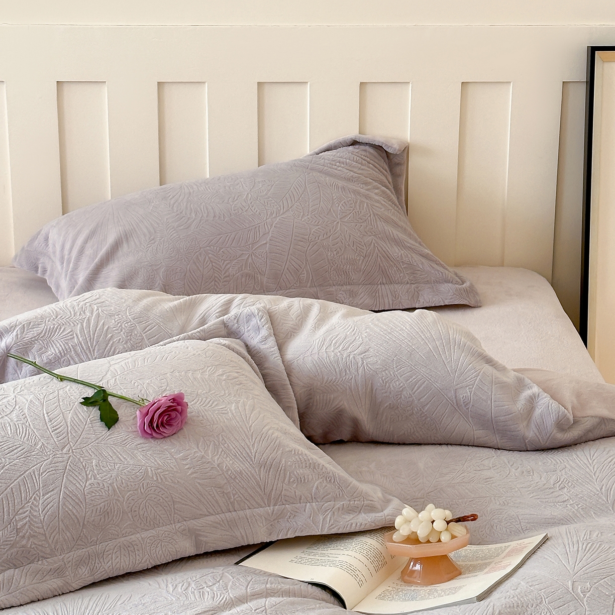 91家纺网 家纺一手货源 找家纺 凯罗 2025新款花卉系列高克重牛奶绒雕花四件套 丛林秘境-迷雾灰