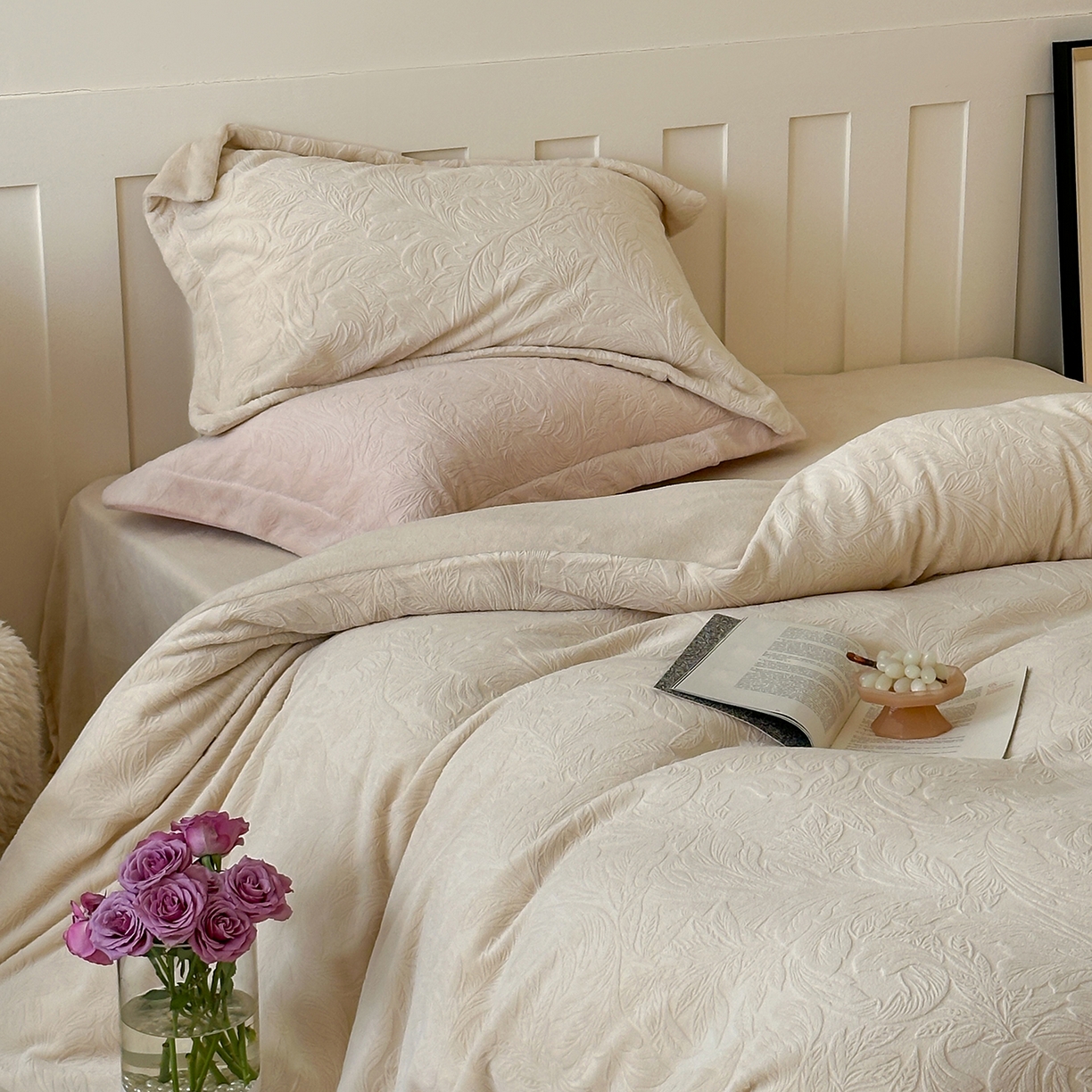 91家纺网 家纺一手货源 找家纺 凯罗 2025新款花卉系列高克重牛奶绒雕花四件套 卷草物语-奶油黄