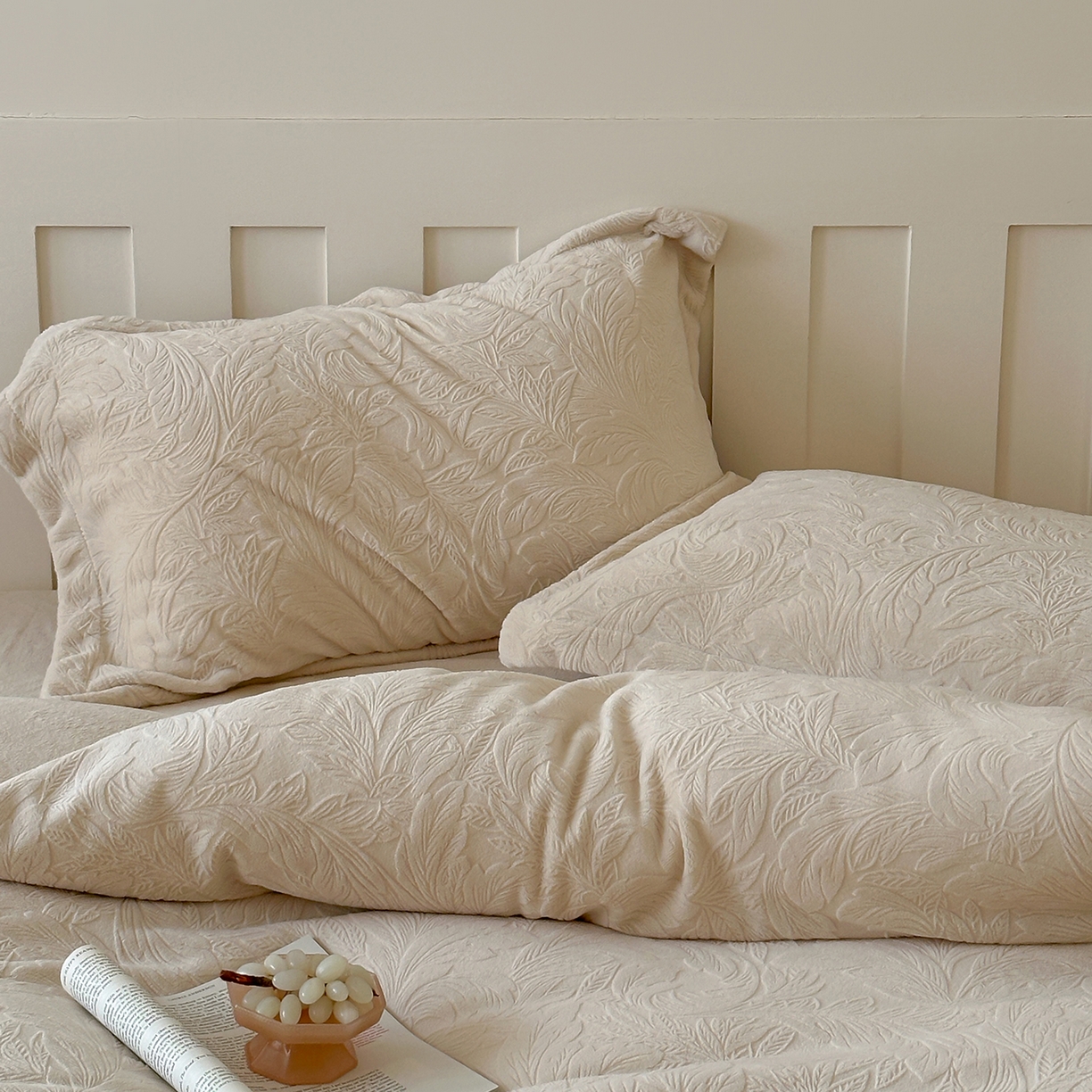 91家纺网 家纺一手货源 找家纺 凯罗 2025新款花卉系列高克重牛奶绒雕花四件套 卷草物语-奶油黄