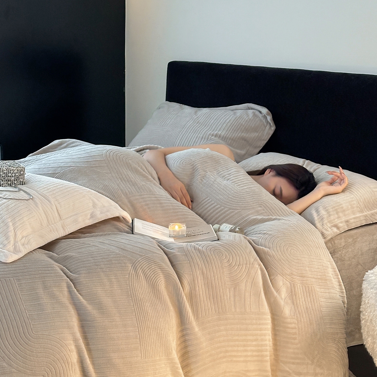 91家纺网 家纺一手货源 找家纺 凯罗 2025新款花卉系列高克重牛奶绒雕花四件套 夜曲-浅石灰