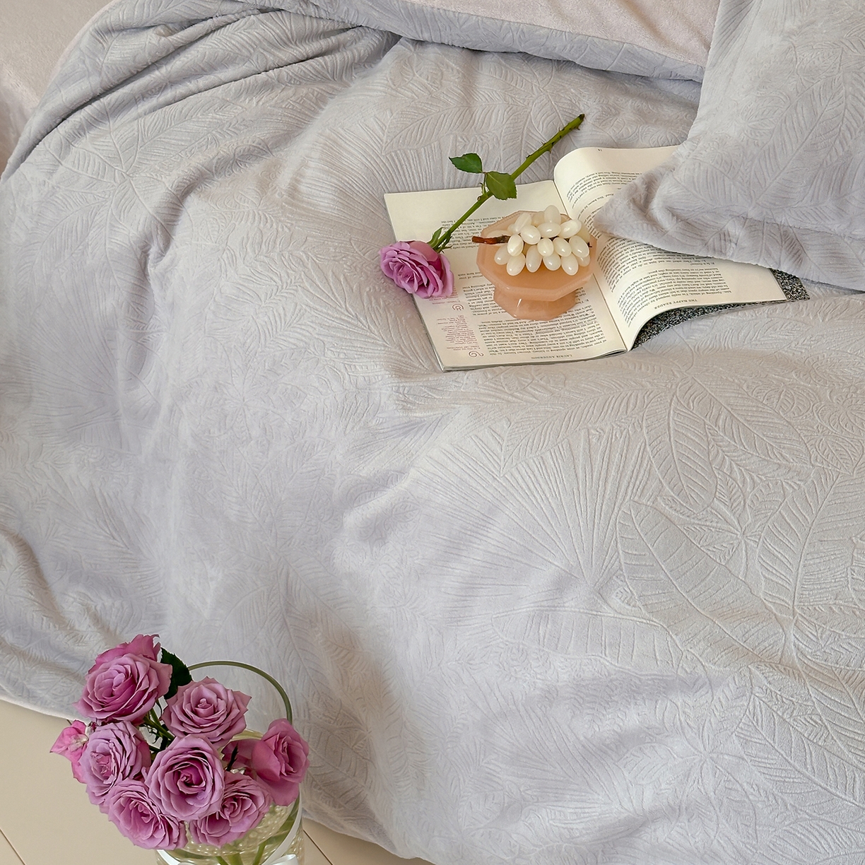 91家纺网 家纺一手货源 找家纺 凯罗 2025新款花卉系列高克重牛奶绒雕花四件套 丛林秘境-迷雾灰