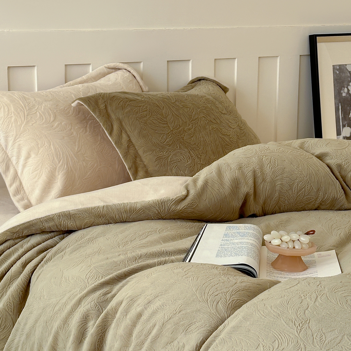 91家纺网 家纺一手货源 找家纺 凯罗 2025新款花卉系列高克重牛奶绒雕花四件套 卷草物语-芥末绿