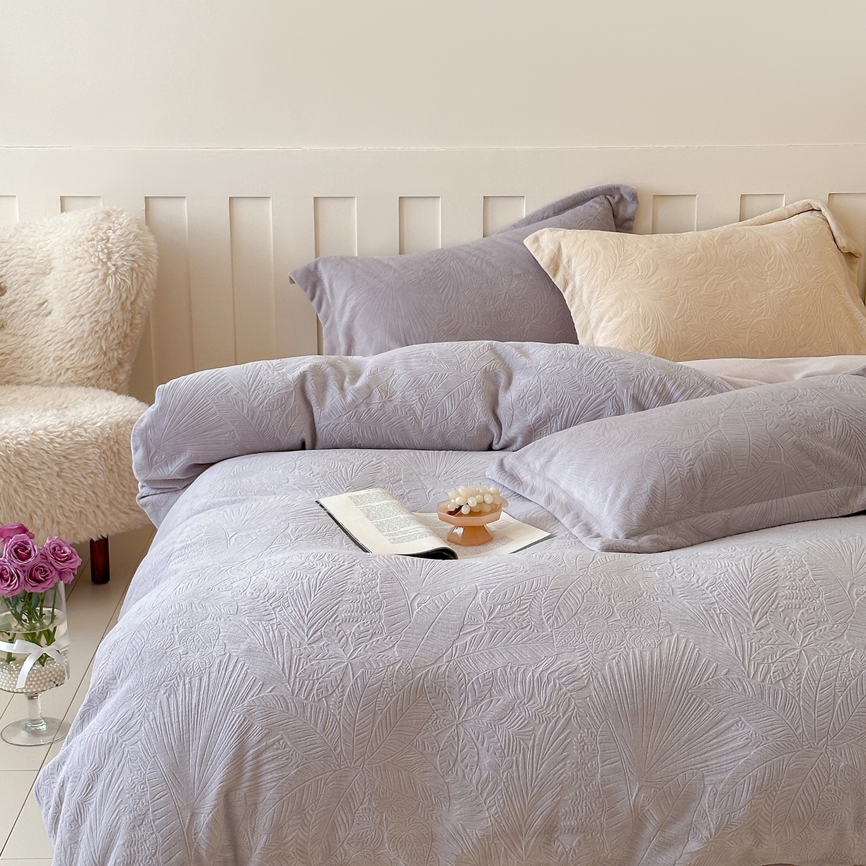 91家纺网 家纺一手货源 找家纺 凯罗 2025新款花卉系列高克重牛奶绒雕花四件套 丛林秘境-迷雾灰