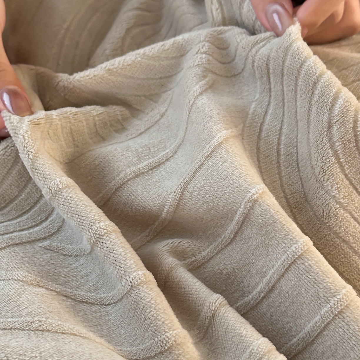 91家纺网 家纺一手货源 找家纺 凯罗 2025新款花卉系列高克重牛奶绒雕花四件套 夜曲-浅石灰