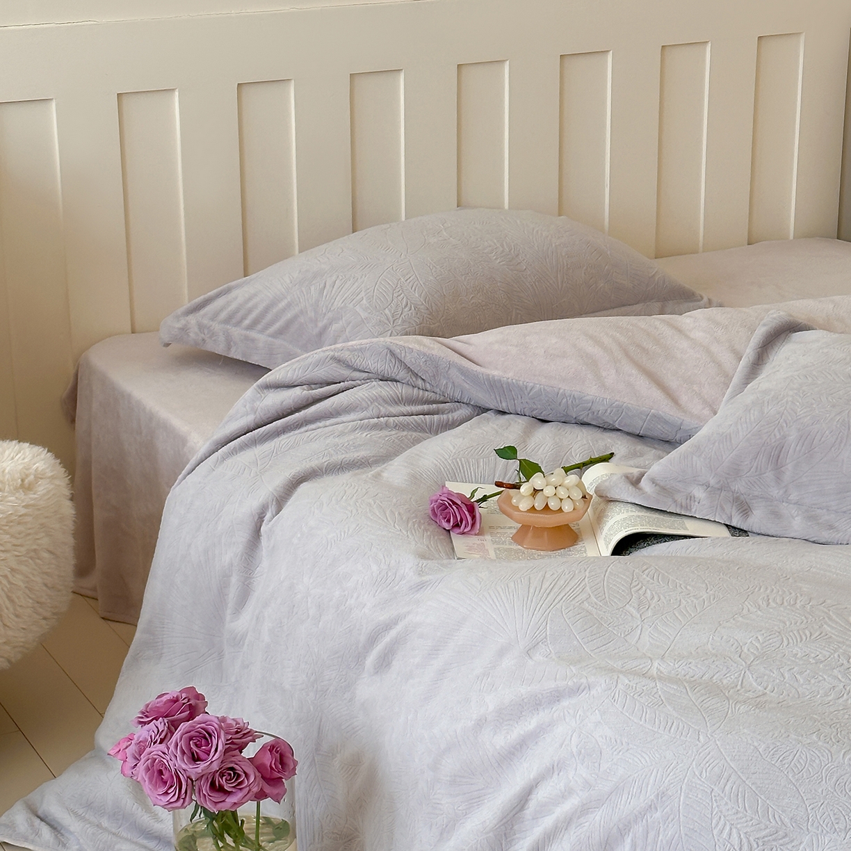 91家纺网 家纺一手货源 找家纺 凯罗 2025新款花卉系列高克重牛奶绒雕花四件套 丛林秘境-迷雾灰