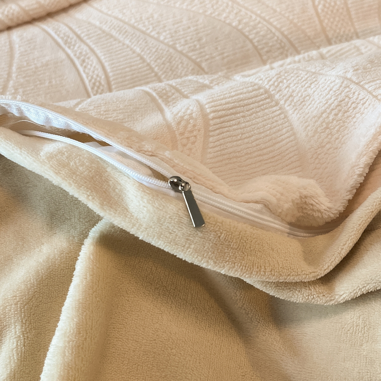 91家纺网 家纺一手货源 找家纺 凯罗 2025新款花卉系列高克重牛奶绒雕花四件套 摩卡-浅卡其