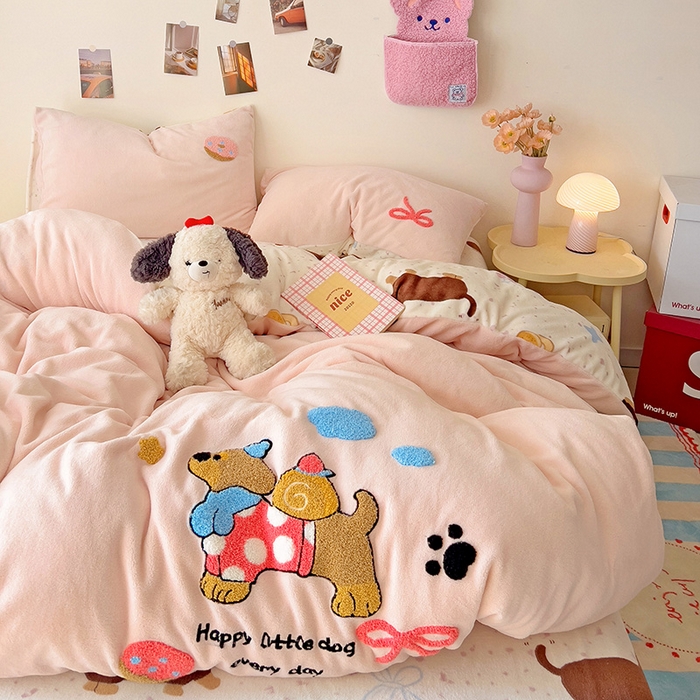 91家纺网 家纺一手货源 找家纺 乐童家纺 2025新款小清新牛奶绒毛巾绣四件套-第二波 面包腊肠狗