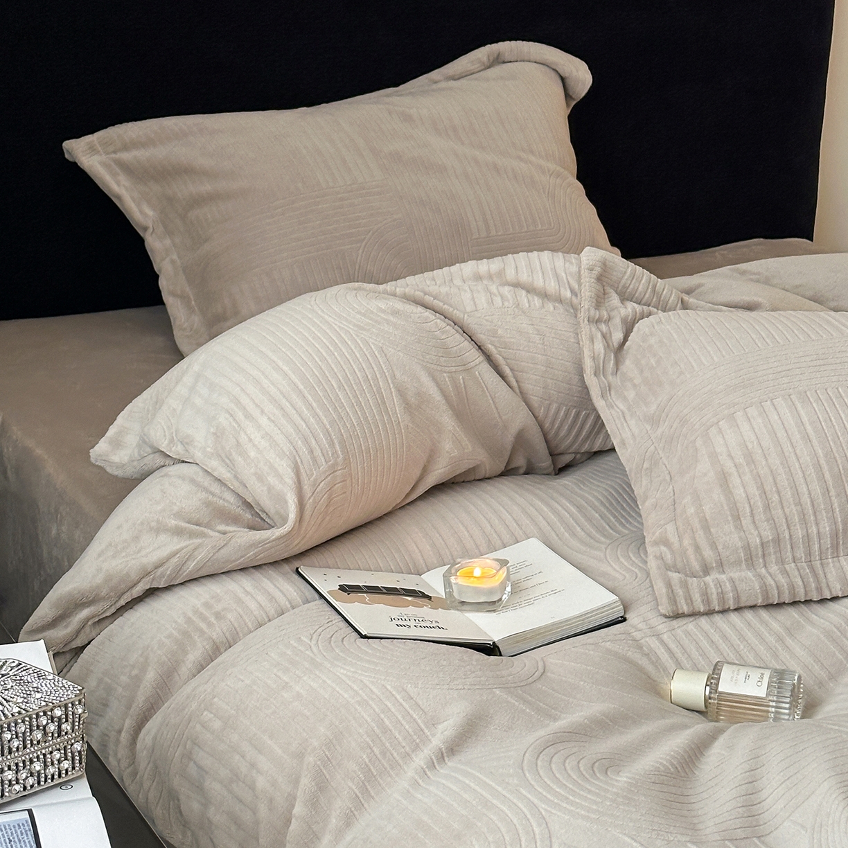 91家纺网 家纺一手货源 找家纺 凯罗 2025新款花卉系列高克重牛奶绒雕花四件套 夜曲-浅石灰