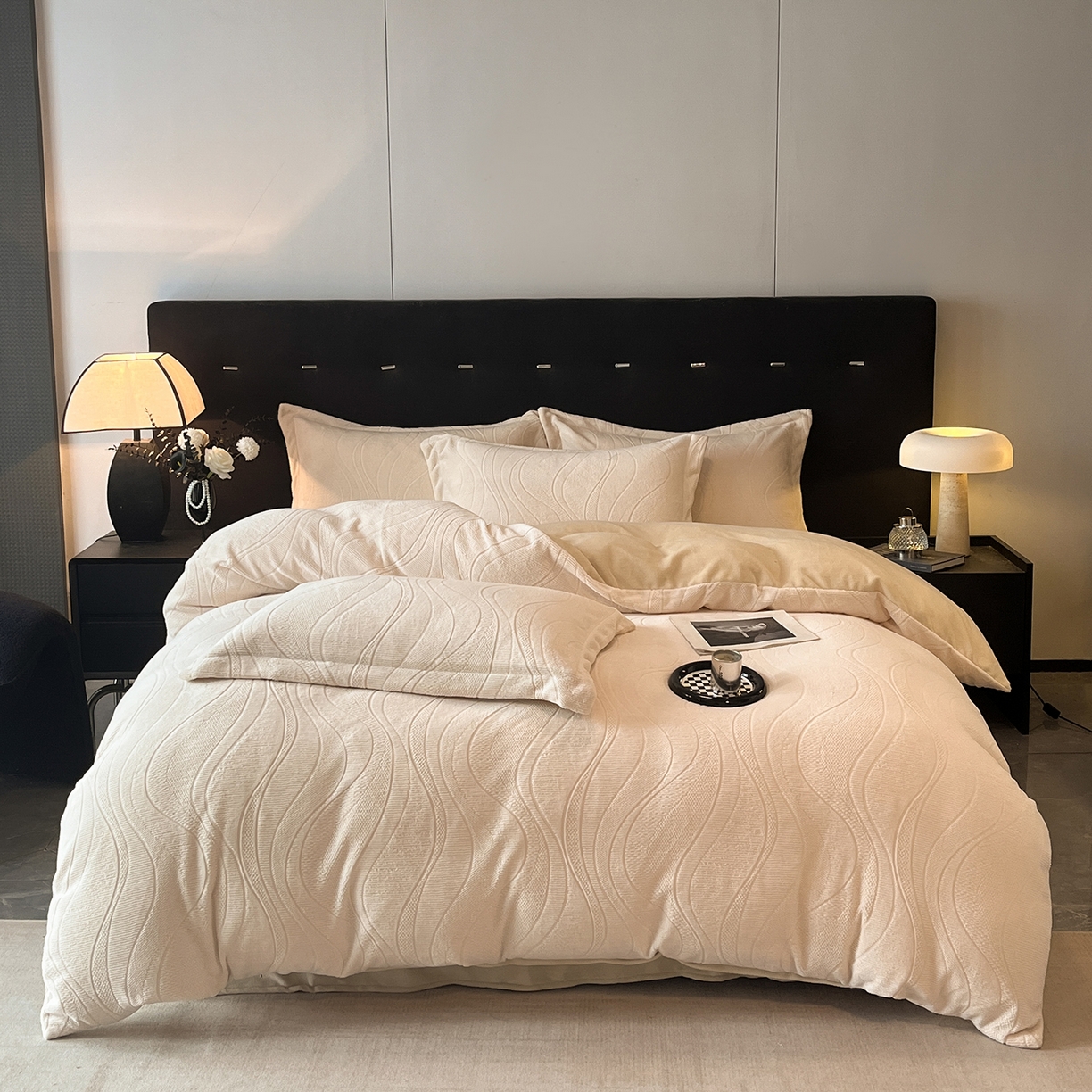 91家纺网 家纺一手货源 找家纺 凯罗 2025新款花卉系列高克重牛奶绒雕花四件套 摩卡-浅卡其