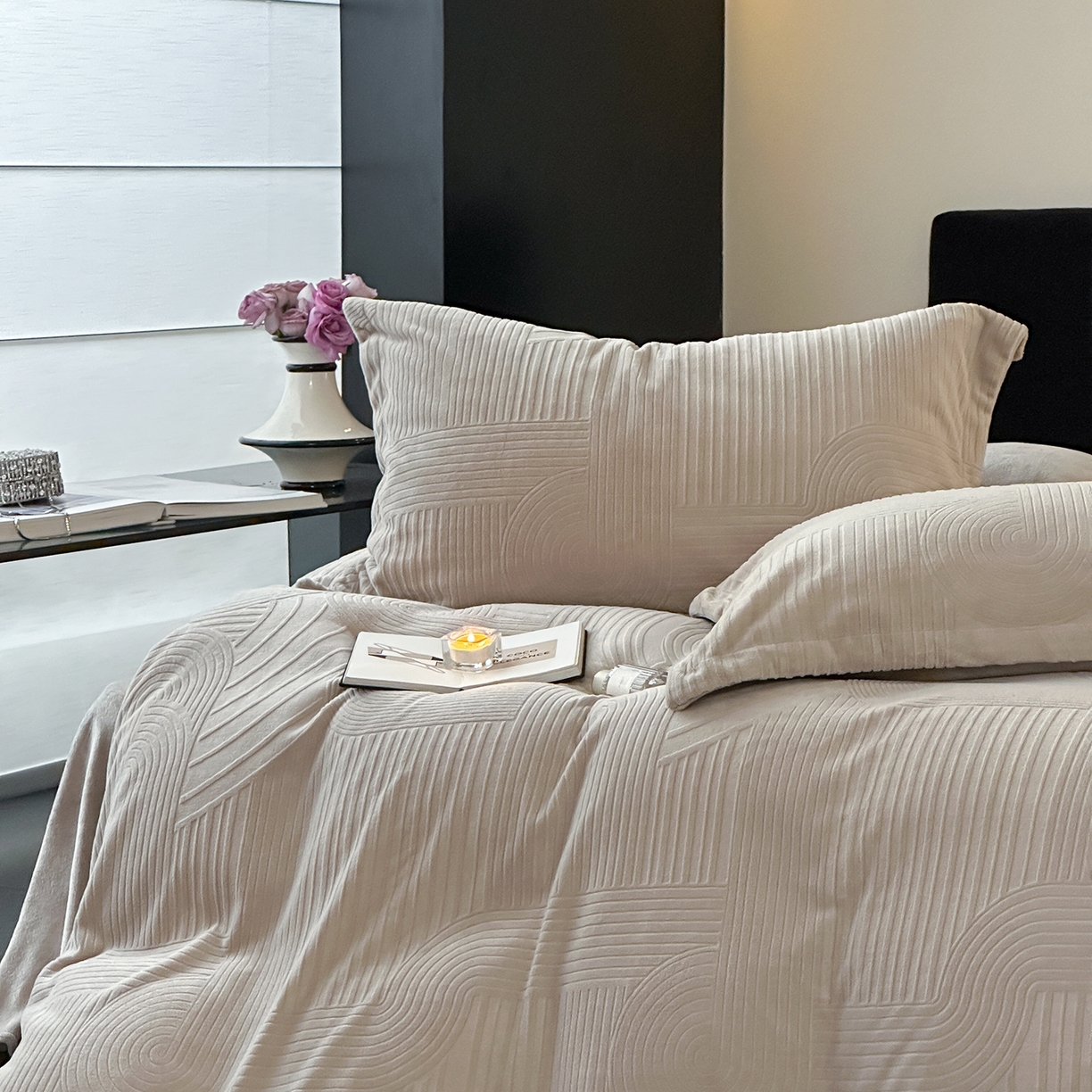 91家纺网 家纺一手货源 找家纺 凯罗 2025新款花卉系列高克重牛奶绒雕花四件套 夜曲-浅石灰