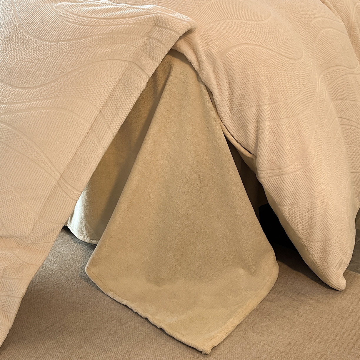 91家纺网 家纺一手货源 找家纺 凯罗 2025新款花卉系列高克重牛奶绒雕花四件套 摩卡-浅卡其