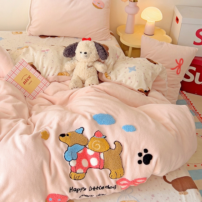 91家纺网 家纺一手货源 找家纺 乐童家纺 2025新款小清新牛奶绒毛巾绣四件套-第二波 面包腊肠狗