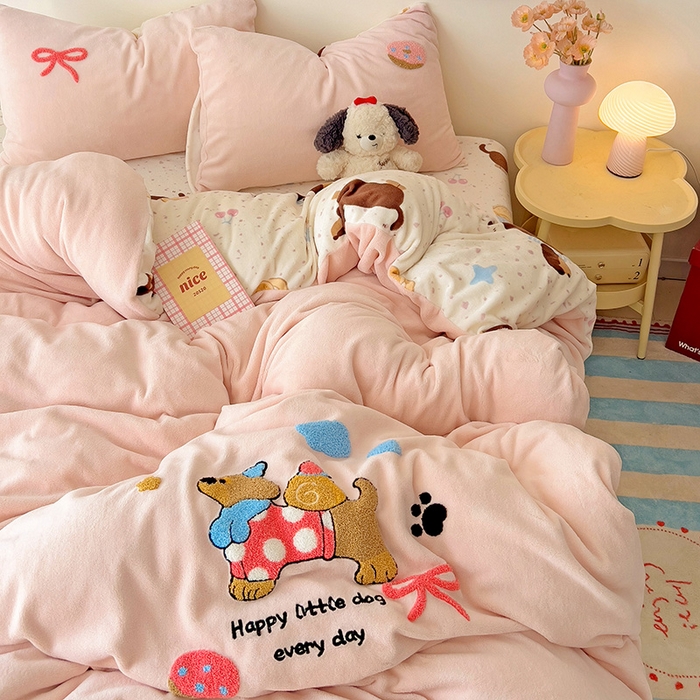 91家纺网 家纺一手货源 找家纺 乐童家纺 2025新款小清新牛奶绒毛巾绣四件套-第二波 面包腊肠狗