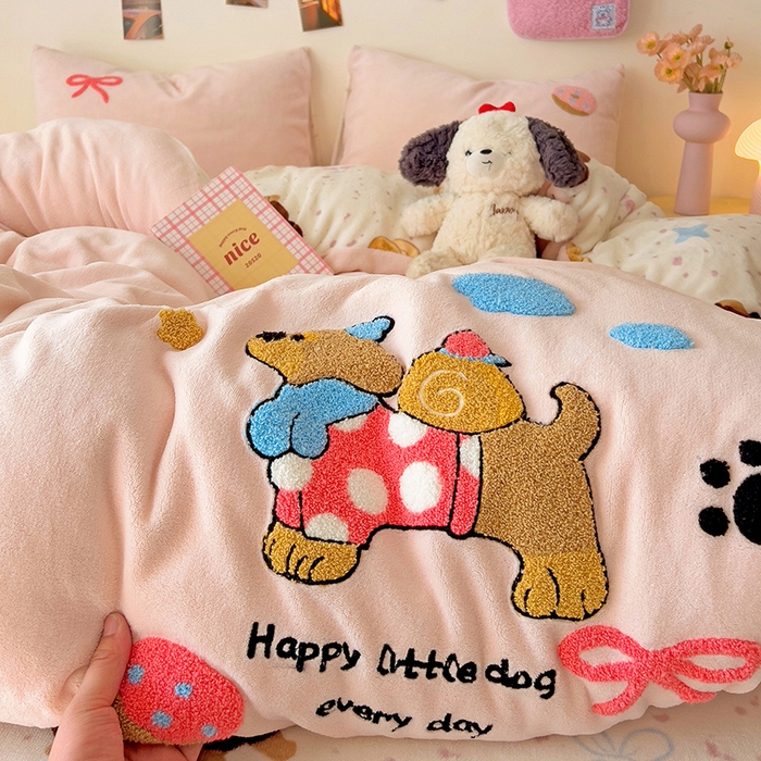 91家纺网 家纺一手货源 找家纺 乐童家纺 2025新款小清新牛奶绒毛巾绣四件套-第二波 面包腊肠狗