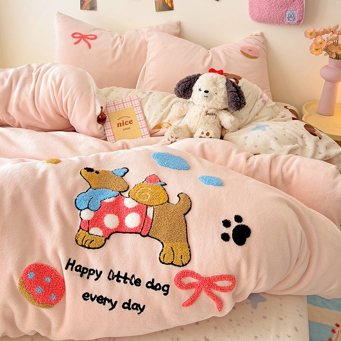 91家纺网 家纺一手货源 找家纺 乐童家纺 2025新款小清新牛奶绒毛巾绣四件套-第二波 面包腊肠狗