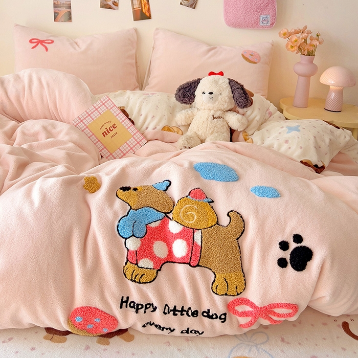 91家纺网 家纺一手货源 找家纺 乐童家纺 2025新款小清新牛奶绒毛巾绣四件套-第二波 面包腊肠狗