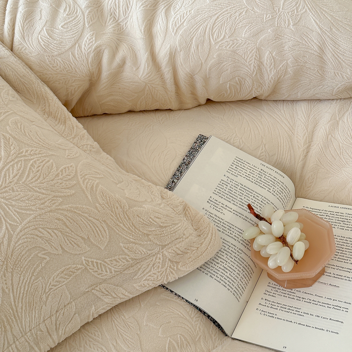 91家纺网 家纺一手货源 找家纺 凯罗 2025新款花卉系列高克重牛奶绒雕花四件套 卷草物语-奶油黄