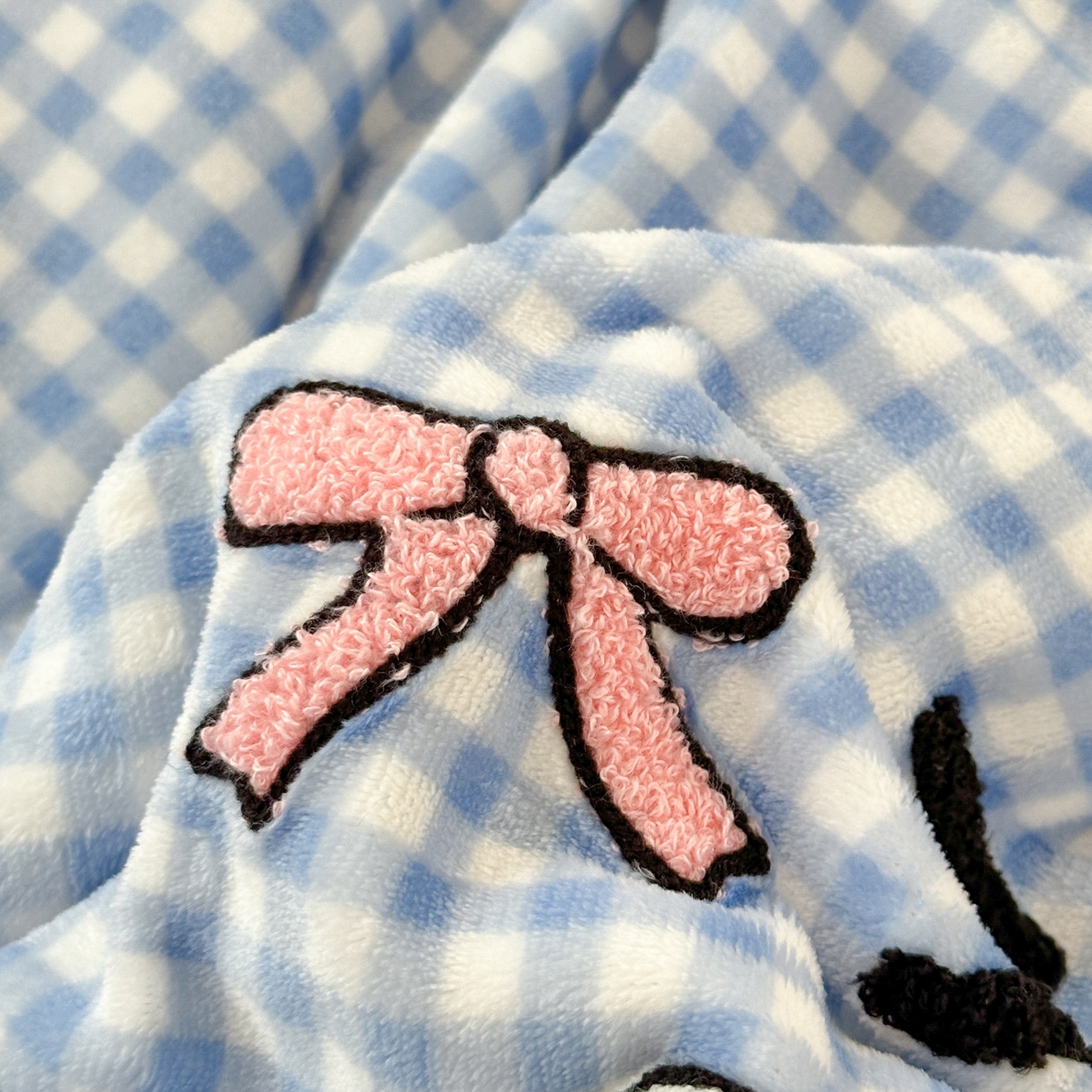 91家纺网 家纺一手货源 找家纺 乐童家纺 2025新款小清新牛奶绒毛巾绣四件套-第二波 绒蕾拉小猫