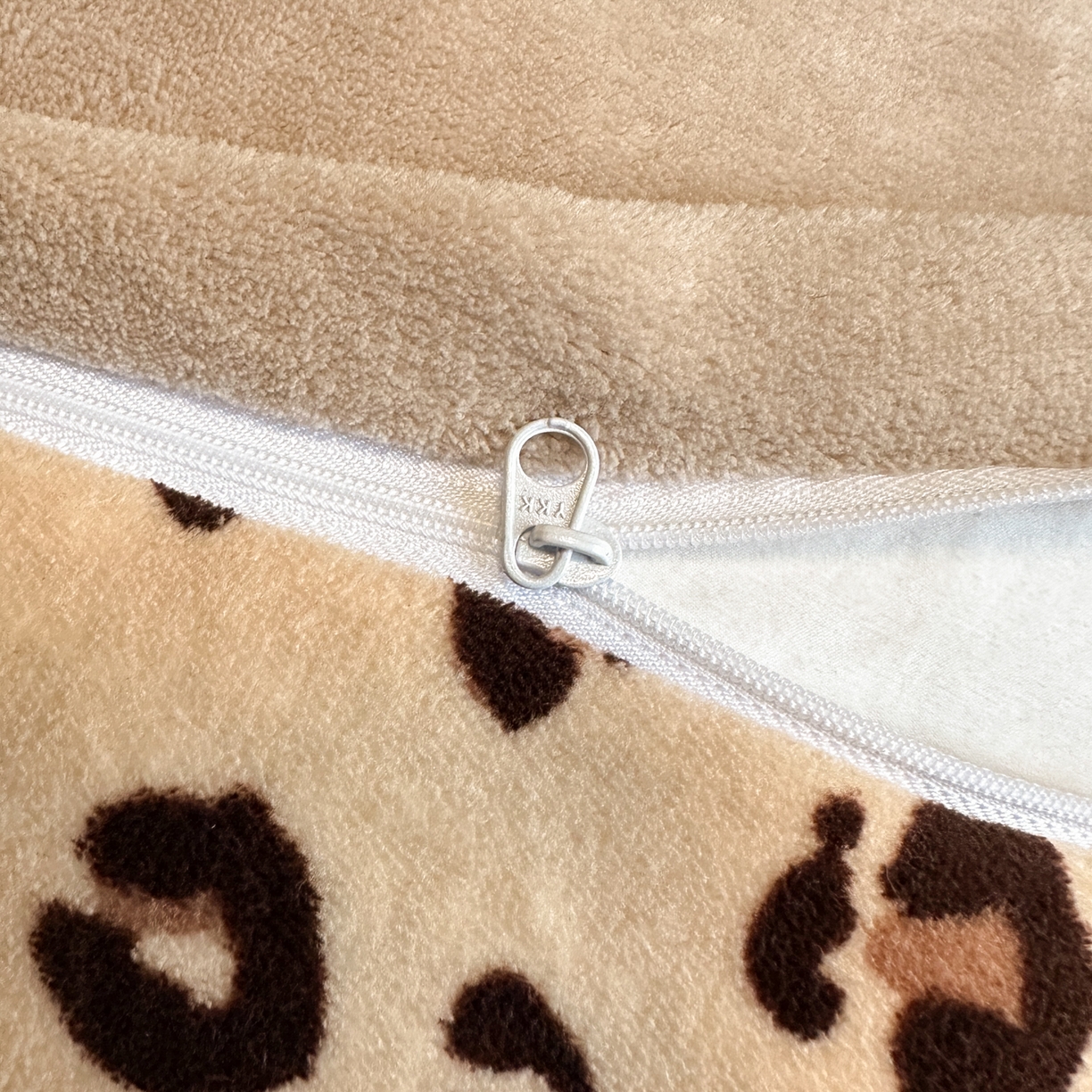 91家纺网 家纺一手货源 找家纺 乐童家纺 2025新款小清新牛奶绒毛巾绣四件套-第二波 豹纹腊肠狗