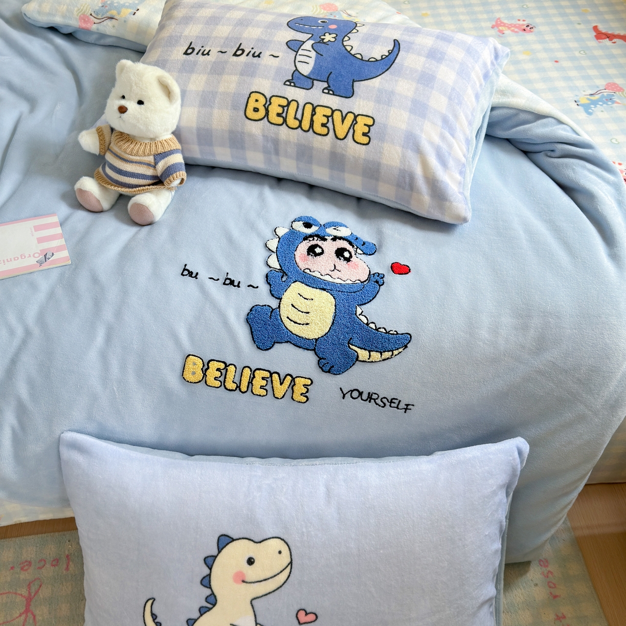 91家纺网 家纺一手货源 找家纺 乐童家纺 2025新款小清新牛奶绒毛巾绣四件套-第二波 魔法恐龙