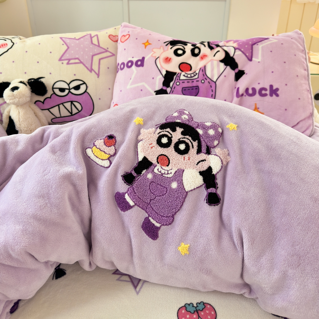 91家纺网 家纺一手货源 找家纺 乐童家纺 2025新款小清新牛奶绒毛巾绣四件套-第二波 甜品小新紫绒