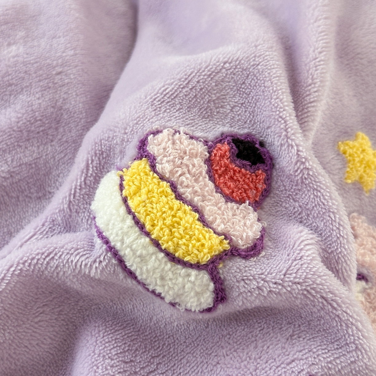 91家纺网 家纺一手货源 找家纺 乐童家纺 2025新款小清新牛奶绒毛巾绣四件套-第二波 甜品小新紫绒