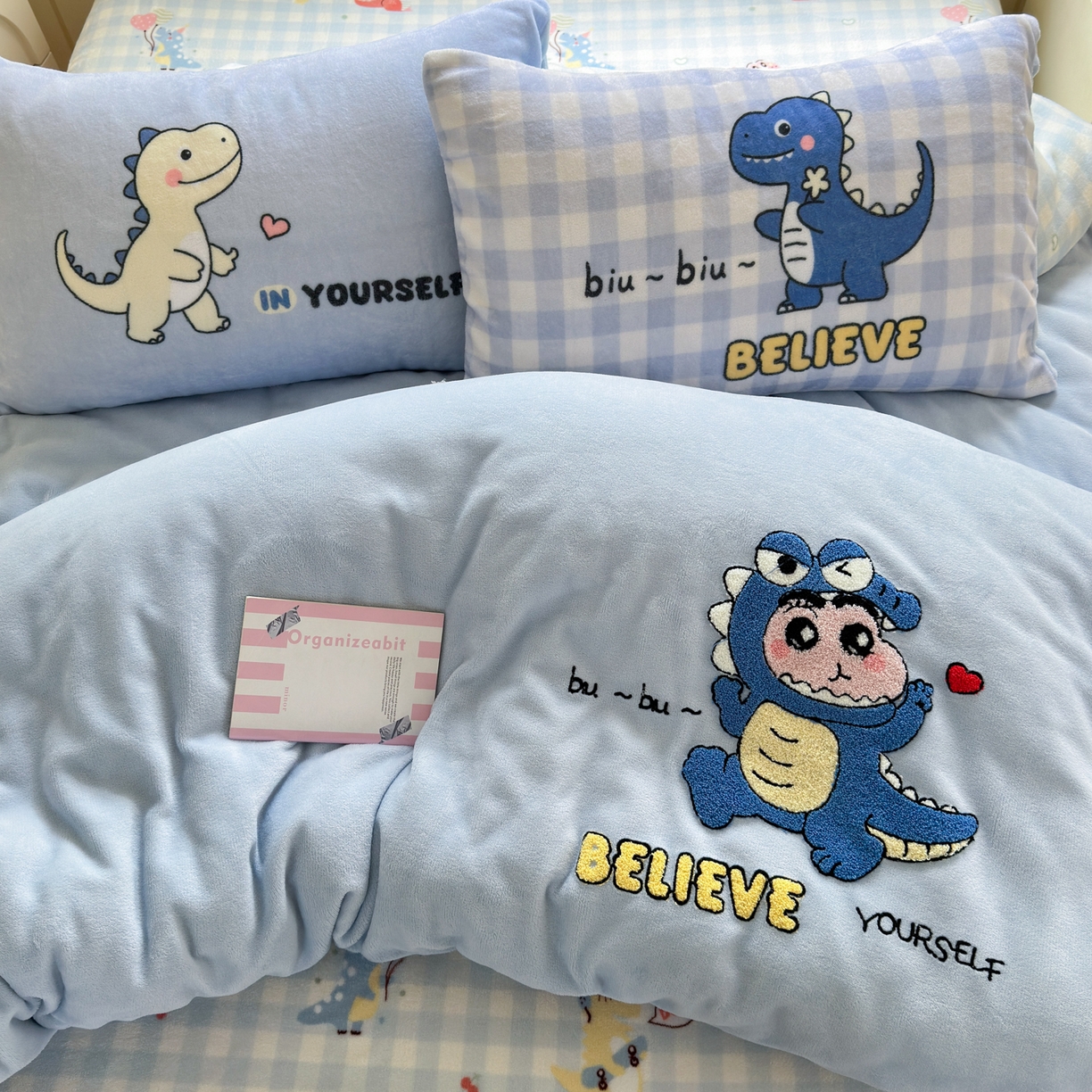 91家纺网 家纺一手货源 找家纺 乐童家纺 2025新款小清新牛奶绒毛巾绣四件套-第二波 魔法恐龙