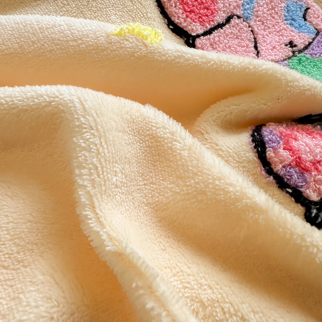 91家纺网 家纺一手货源 找家纺 乐童家纺 2025新款小清新牛奶绒毛巾绣四件套-第二波 吹泡泡黄色