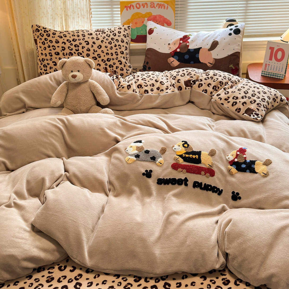 91家纺网 家纺一手货源 找家纺 乐童家纺 2025新款小清新牛奶绒毛巾绣四件套-第二波 豹纹腊肠狗