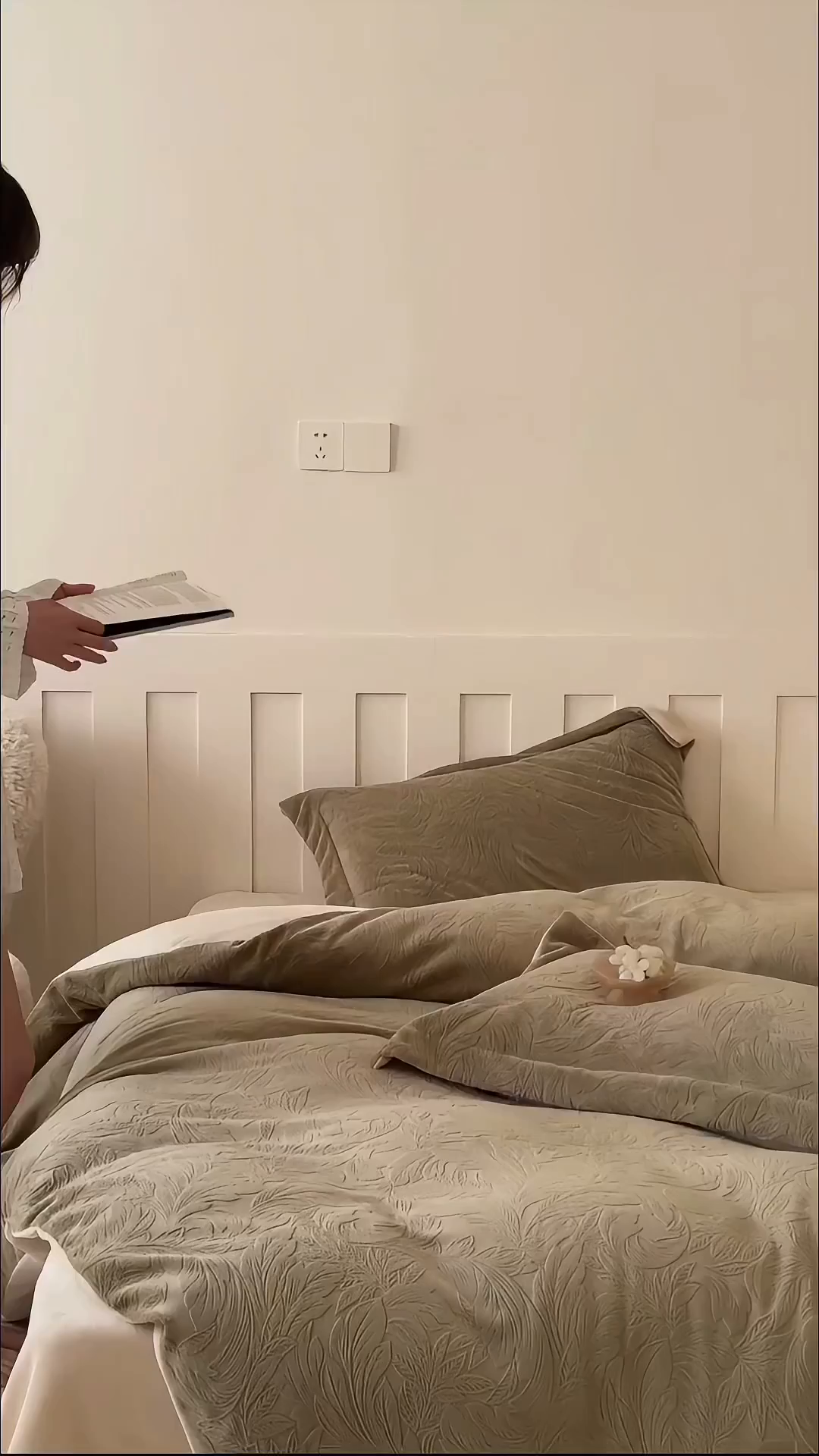 91家纺网 家纺一手货源 找家纺 凯罗 2025新款花卉系列高克重牛奶绒雕花四件套 卷草物语-芥末绿