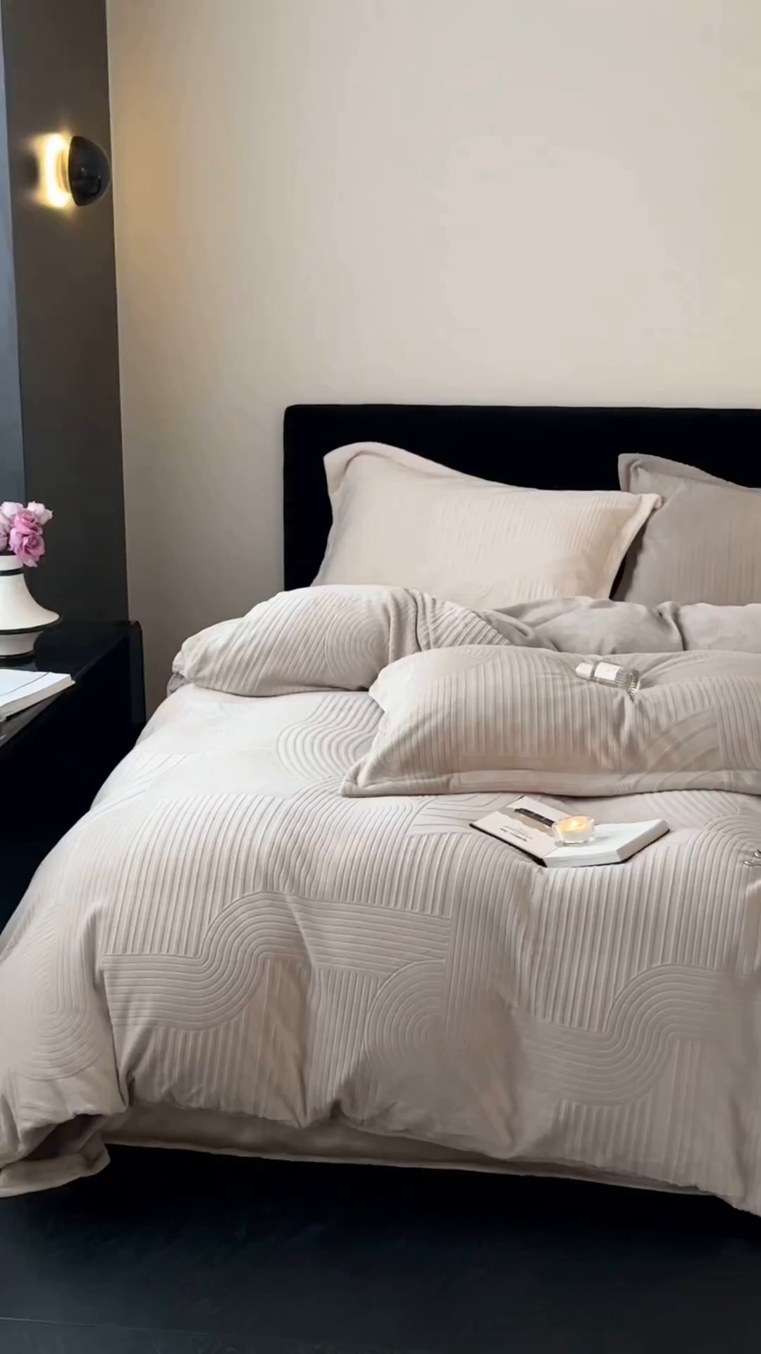 91家纺网 家纺一手货源 找家纺 凯罗 2025新款花卉系列高克重牛奶绒雕花四件套 夜曲-浅石灰