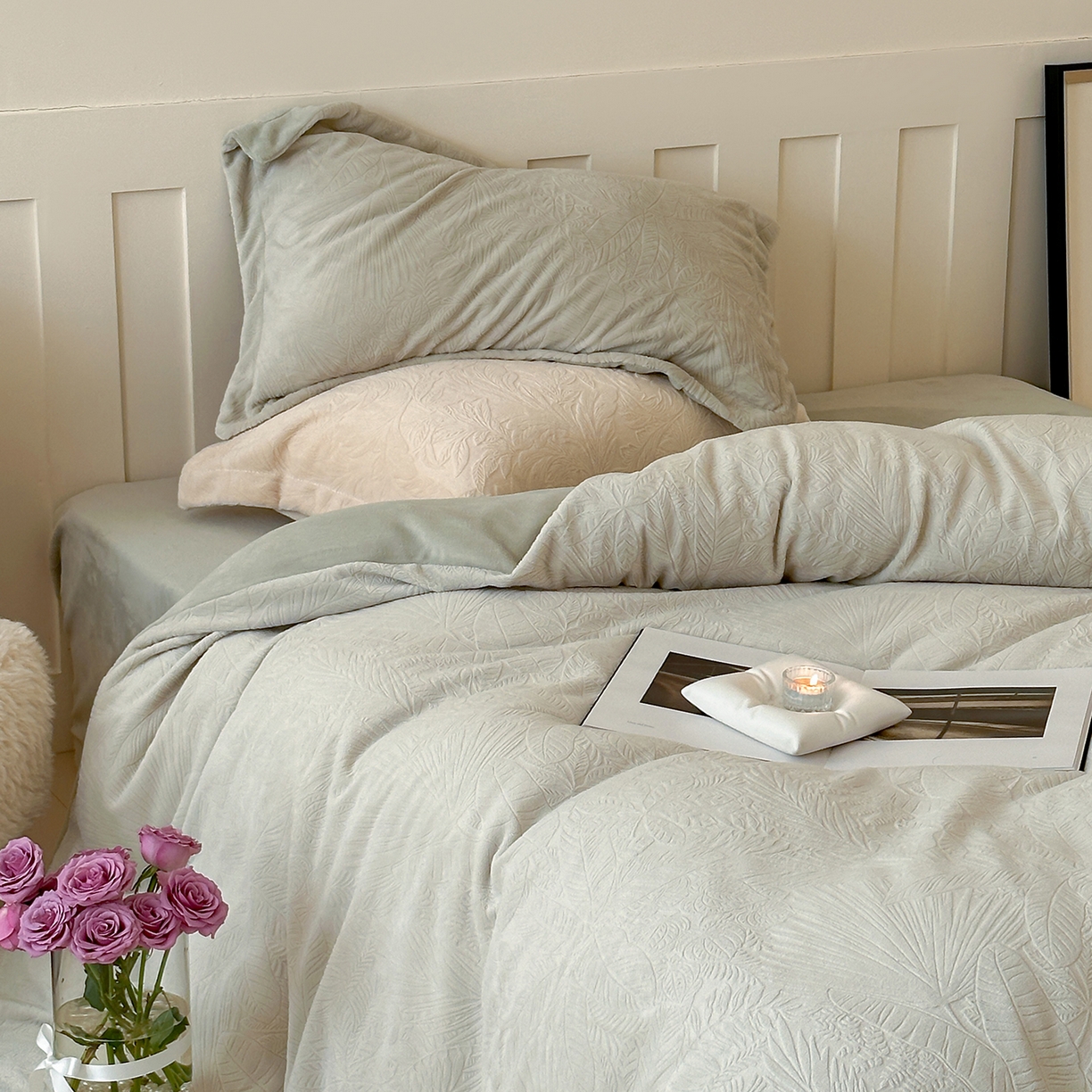 91家纺网 家纺一手货源 找家纺 凯罗 2025新款花卉系列高克重牛奶绒雕花四件套 丛林秘境-萌萌绿