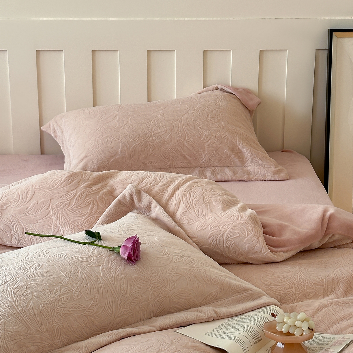 91家纺网 家纺一手货源 找家纺 凯罗 2025新款花卉系列高克重牛奶绒雕花四件套 卷草物语-淡玉粉