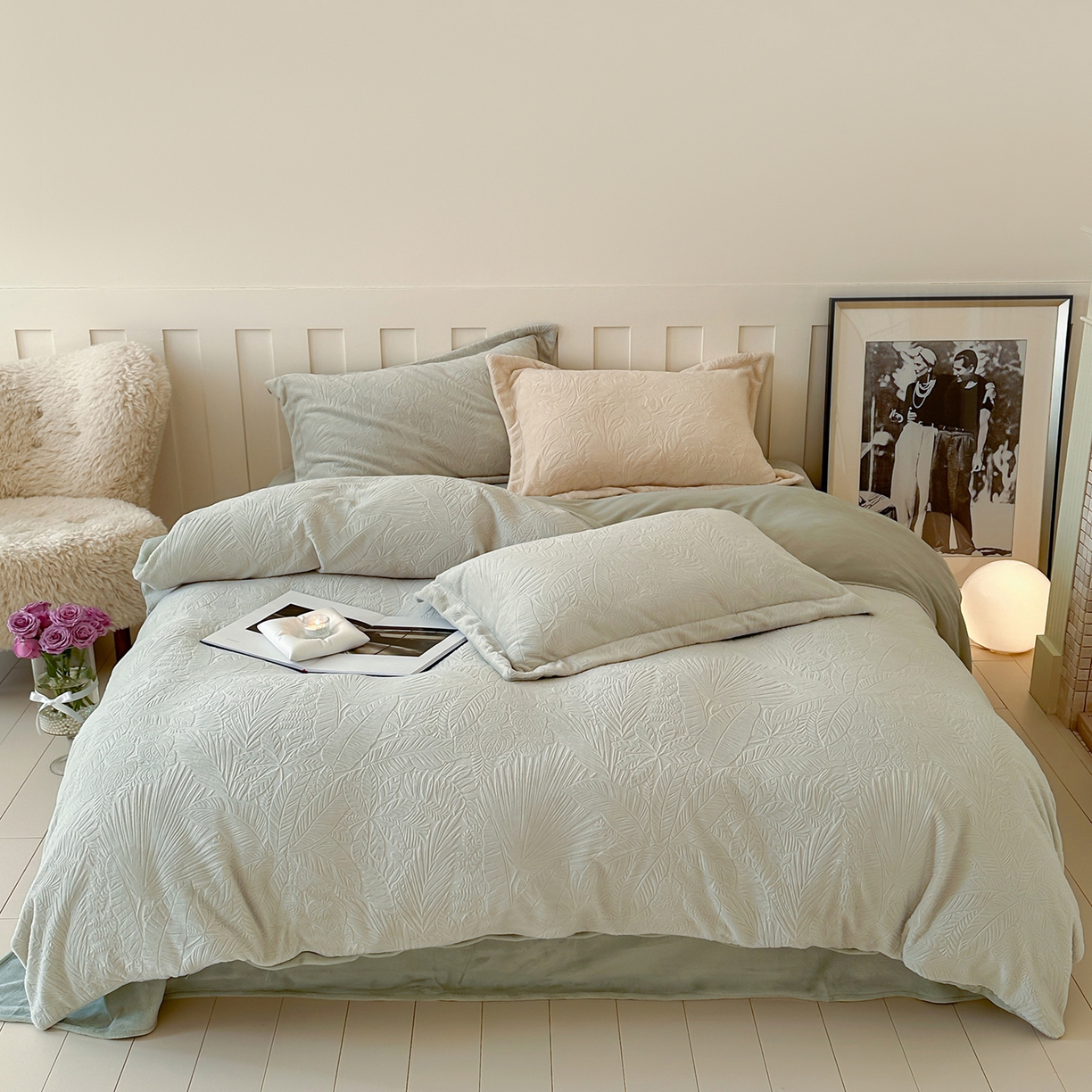 91家纺网 家纺一手货源 找家纺 凯罗 2025新款花卉系列高克重牛奶绒雕花四件套 丛林秘境-萌萌绿