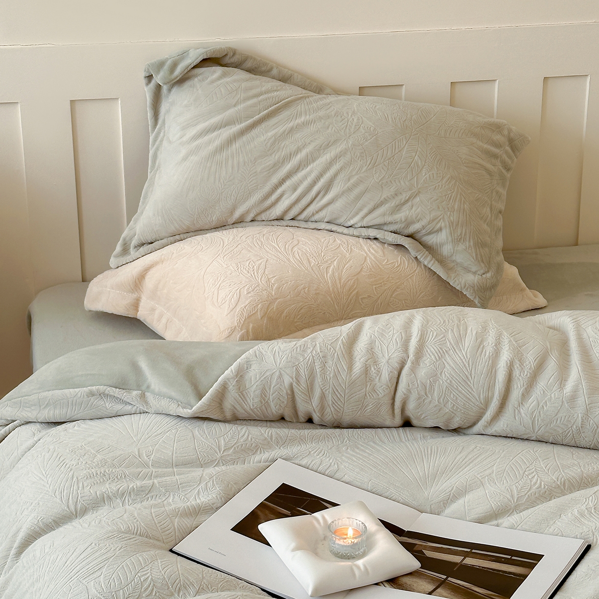 91家纺网 家纺一手货源 找家纺 凯罗 2025新款花卉系列高克重牛奶绒雕花四件套 丛林秘境-萌萌绿