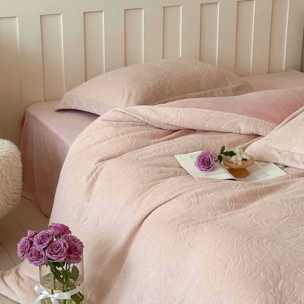 91家纺网 家纺一手货源 找家纺 凯罗 2025新款花卉系列高克重牛奶绒雕花四件套 卷草物语-淡玉粉