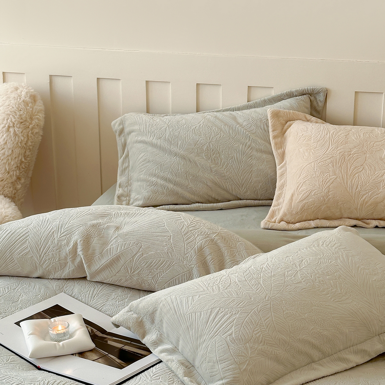 91家纺网 家纺一手货源 找家纺 凯罗 2025新款花卉系列高克重牛奶绒雕花四件套 丛林秘境-萌萌绿